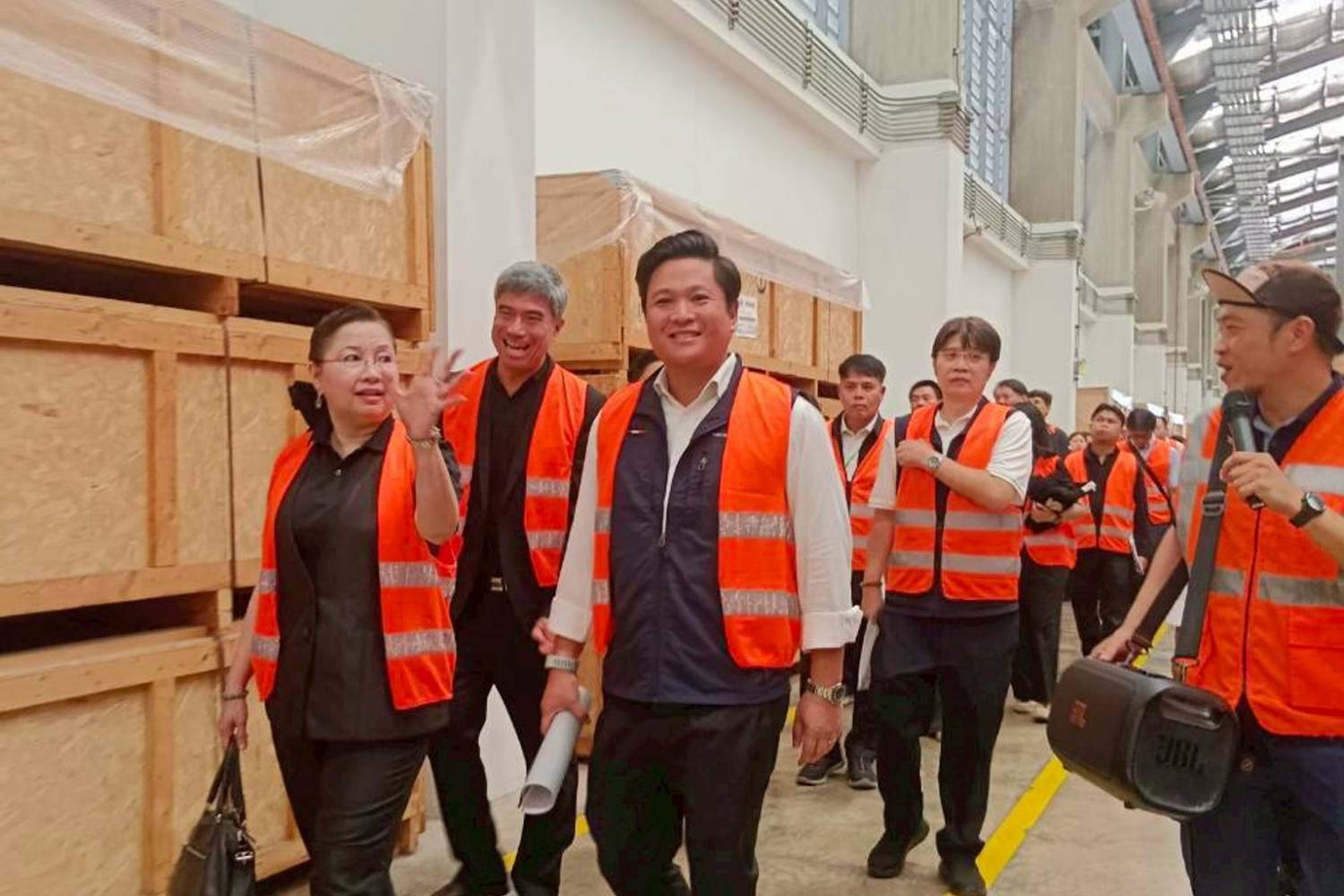 การลงพื้นที่เพื่อติดตามประเมินผลโครงการรถไฟฟ้าสายสีเขียว ช่วงหมอชิต - สะพานใหม่ - คูคต ของการรถไฟฟ้าขนส่งมวลชนแห่งประเทศไทย (รฟม.) และกรุงเทพมหานคร (กทม.) ณ ศูนย์ซ่อมบำรุงรถไฟฟ้า สถานีรถไฟฟ้าบีทีเอสคูคต