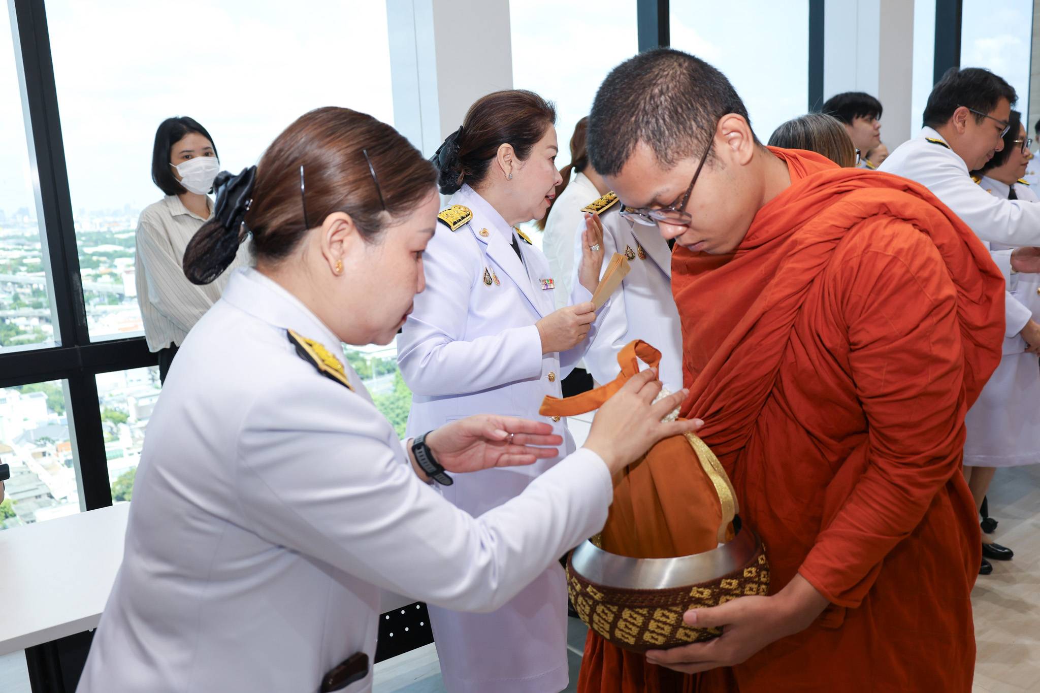 สบน. ร่วมพิธีเจริญพระพุทธมนต์และทำบุญตักบาตร ถวายเป็นพระกุศลแด่สมเด็จพระอริยวงศาคตญาณ สมเด็จพระสังฆราช สกลมหาสังฆปริณายก เนื่องในโอกาสฉลองพระชนมายุ 99 พรรษา