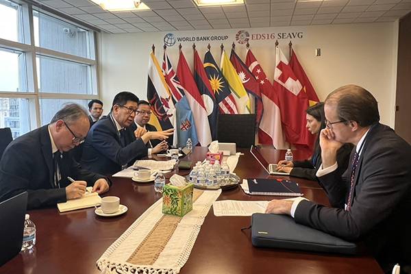 ดร. เอกนิติหารือสามสถาบันจัดอันดับความน่าเชื่อถือระหว่าง การประชุม IMF-WB Spring Meetings
