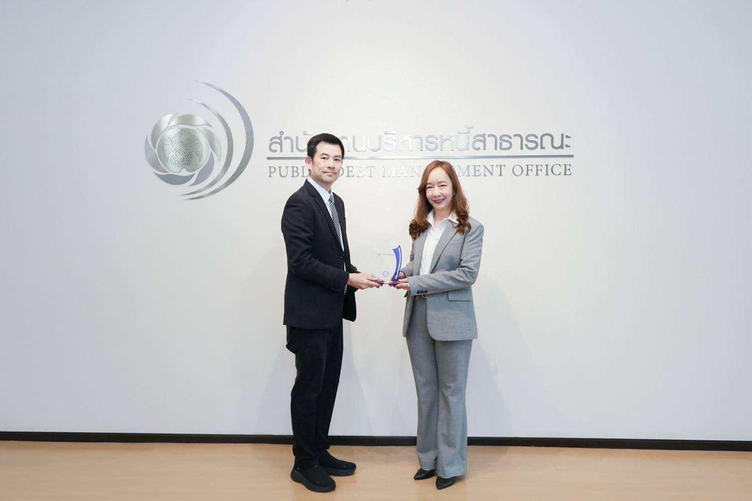 สำนักงานบริหารหนี้สาธารณะรับมอบหนังสือรับรองมาตรฐาน ISO/IEC 27001:2022 เสริมสร้างความเชื่อมั่นความมั่นคงปลอดภัยสารสนเทศ