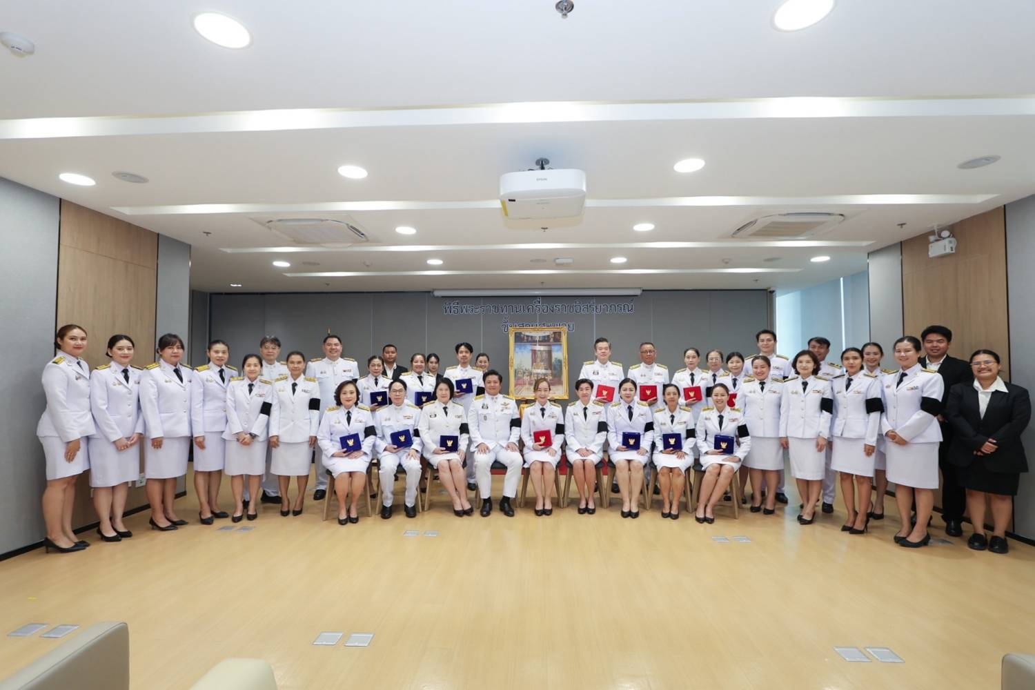 สำนักงานบริหารหนี้สาธารณะจัดพิธีรับพระราชทานเครื่องราชอิสริยาภรณ์ ชั้นสายสะพายประจำปี 2567 และประจำปี 2568