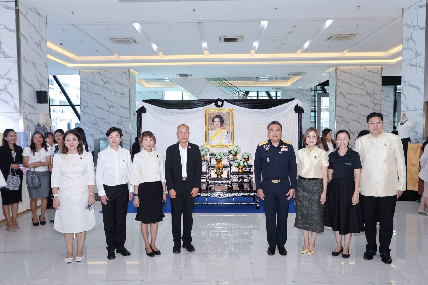 สำนักงานบริหารหนี้สาธารณะ ร่วมชมนิทรรศการเทิดพระเกียรติสมเด็จพระนางเจ้าสิริกิติ์ พระบรมราชินีนาถ พระบรมราชชนนีพันปีหลวง และร้านจำหน่ายสินค้าและผลิตภัณฑ์จากหม่อนไหมในโครงการพระราชดำริ