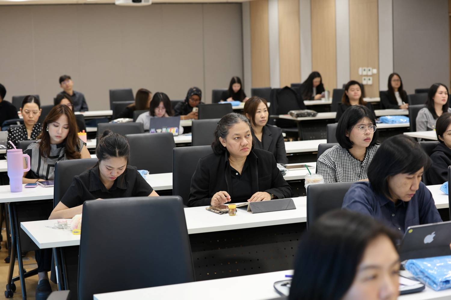 โครงการฝึกอบรมเชิงปฏิบัติการ “แนวทางการติดตามและประเมินผลโครงการโดยใช้การวิเคราะห์ห่วงโซ่ผลสัมฤทธิ์ (Results Chain) การประเมินผลตอบแทนทางสังคม (Social Return on Investment: SROI) และการประเมินผลโครงการตามแนวคิด Environmental Social and Governance สู่เป้าหมาย Sustainable Development Goals ที่ยั่งยืน”