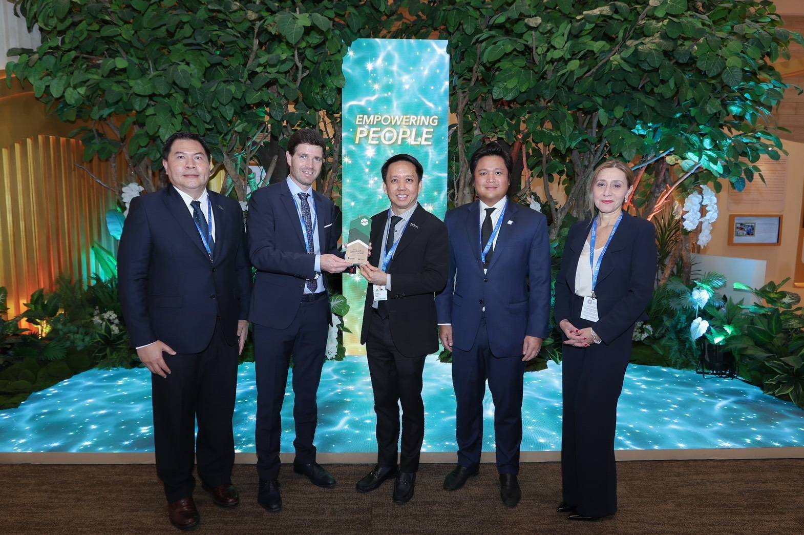 สบน. รับโล่ประกาศเกียรติคุณจากตลาดหลักทรัพย์ลักเซมเบิร์กในโอกาสจดทะเบียนพันธบัตรส่งเสริมความยั่งยืน SLB425A