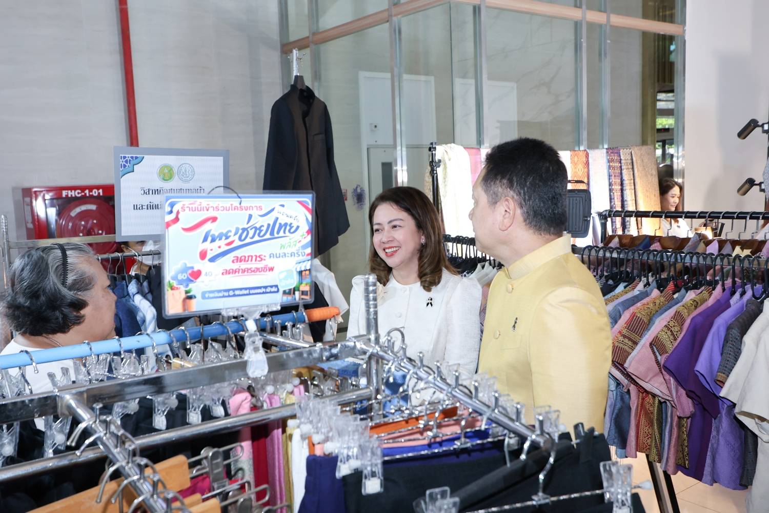 สำนักงานบริหารหนี้สาธารณะ ร่วมชมนิทรรศการเทิดพระเกียรติสมเด็จพระนางเจ้าสิริกิติ์ พระบรมราชินีนาถ พระบรมราชชนนีพันปีหลวง และร้านจำหน่ายสินค้าและผลิตภัณฑ์จากหม่อนไหมในโครงการพระราชดำริ