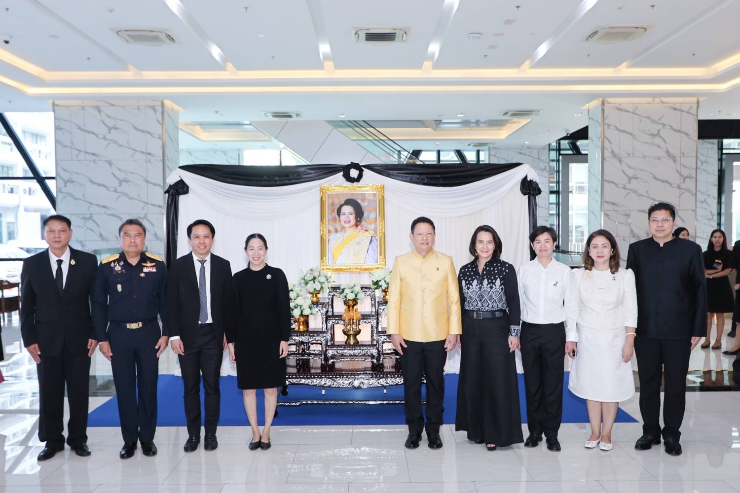 สำนักงานบริหารหนี้สาธารณะ ร่วมชมนิทรรศการเทิดพระเกียรติสมเด็จพระนางเจ้าสิริกิติ์ พระบรมราชินีนาถ พระบรมราชชนนีพันปีหลวง และร้านจำหน่ายสินค้าและผลิตภัณฑ์จากหม่อนไหมในโครงการพระราชดำริ