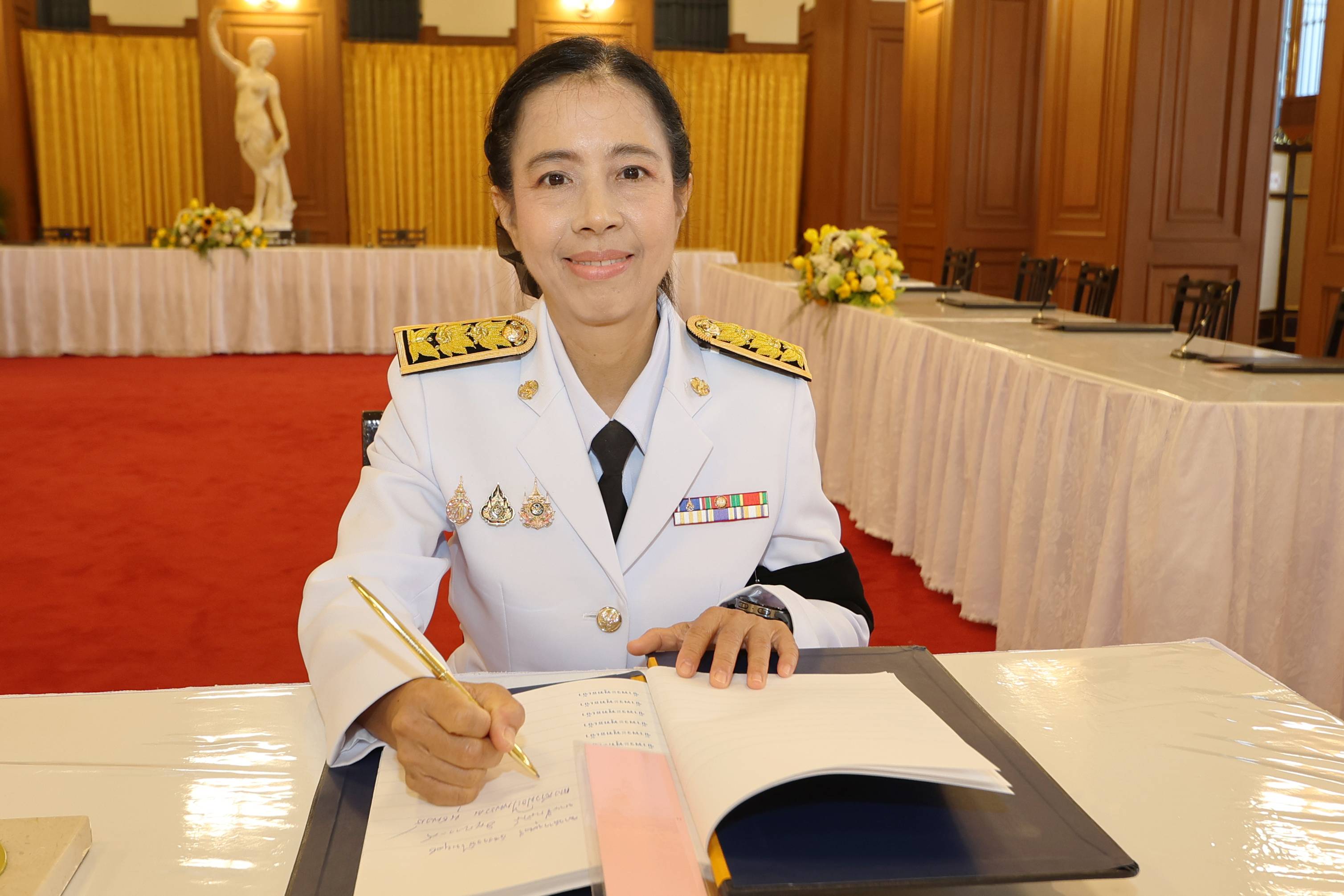 สำนักงานบริหารหนี้สาธารณะทูลเกล้าฯ ถวายแจกันดอกไม้หน้าพระบรมฉายาลักษณ์พระบาทสมเด็จพระเจ้าอยู่หัว เนื่องในโอกาสวันเฉลิมพระชนมพรรษา 28 กรกฎาคม 2569  ณ ศาลาสหทัยสมาคม ในพระบรมมหาราชวัง