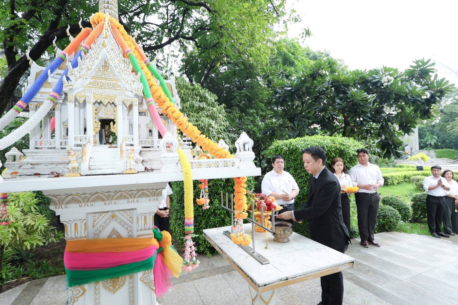 ผู้อำนวยการสำนักงานบริหารหนี้สาธารณะ (ผอ.สบน.) สักการะสิ่งศักดิ์สิทธิ์ประจำกระทรวงการคลังเนื่องในโอกาสเข้ารับตำแหน่งใหม่