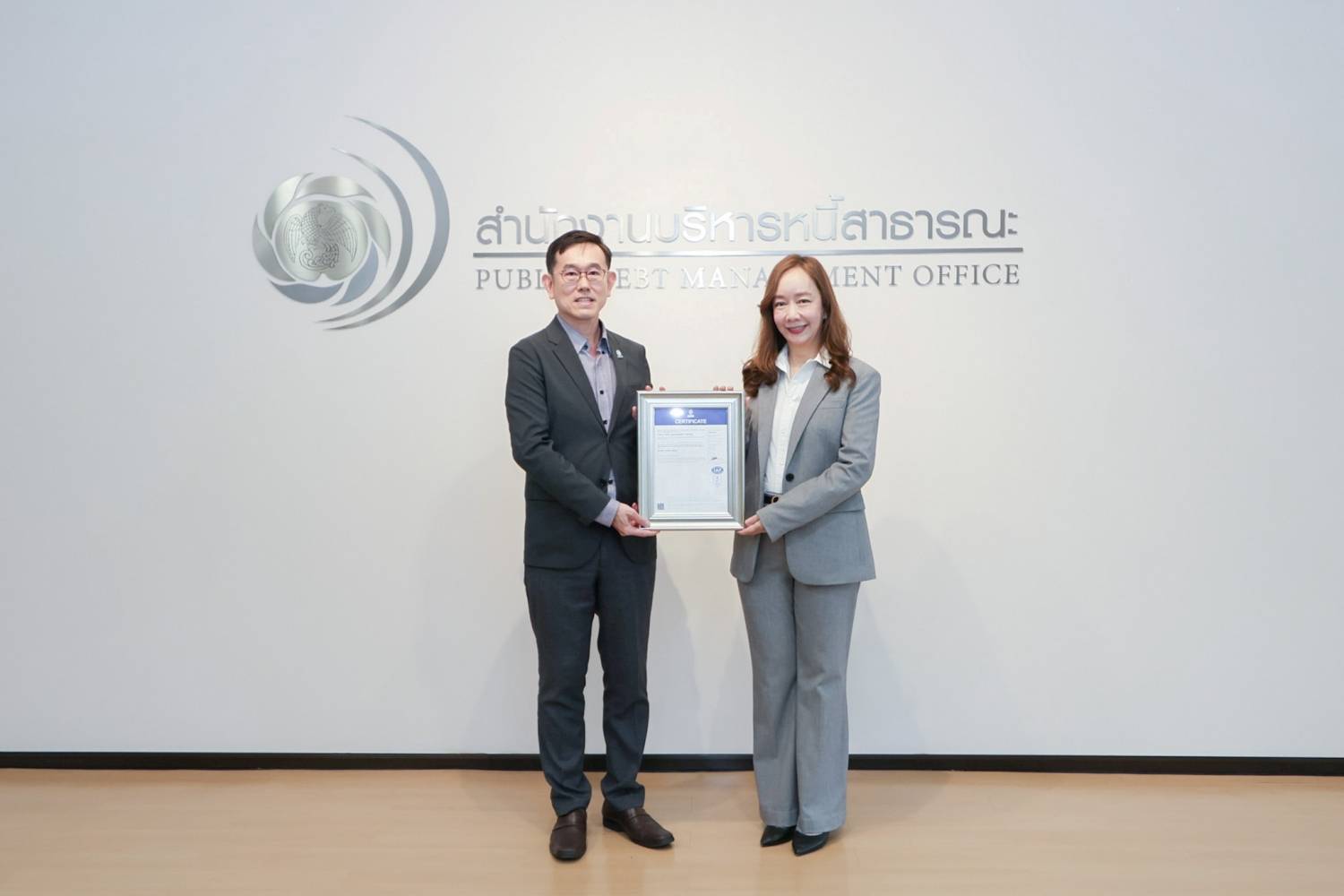 สำนักงานบริหารหนี้สาธารณะรับมอบหนังสือรับรองมาตรฐาน ISO/IEC 27001:2022 เสริมสร้างความเชื่อมั่นความมั่นคงปลอดภัยสารสนเทศ