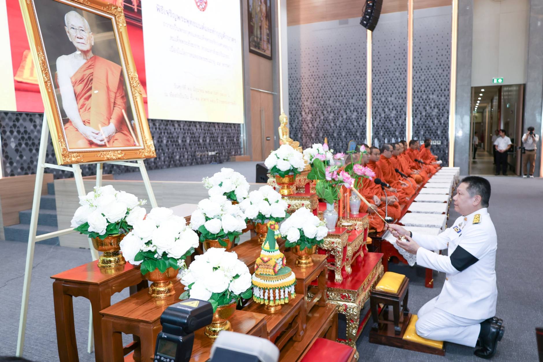สบน. ร่วมพิธีเจริญพระพุทธมนต์และทำบุญตักบาตร ถวายเป็นพระกุศลแด่สมเด็จพระอริยวงศาคตญาณ สมเด็จพระสังฆราช สกลมหาสังฆปริณายก เนื่องในโอกาสฉลองพระชนมายุ 99 พรรษา