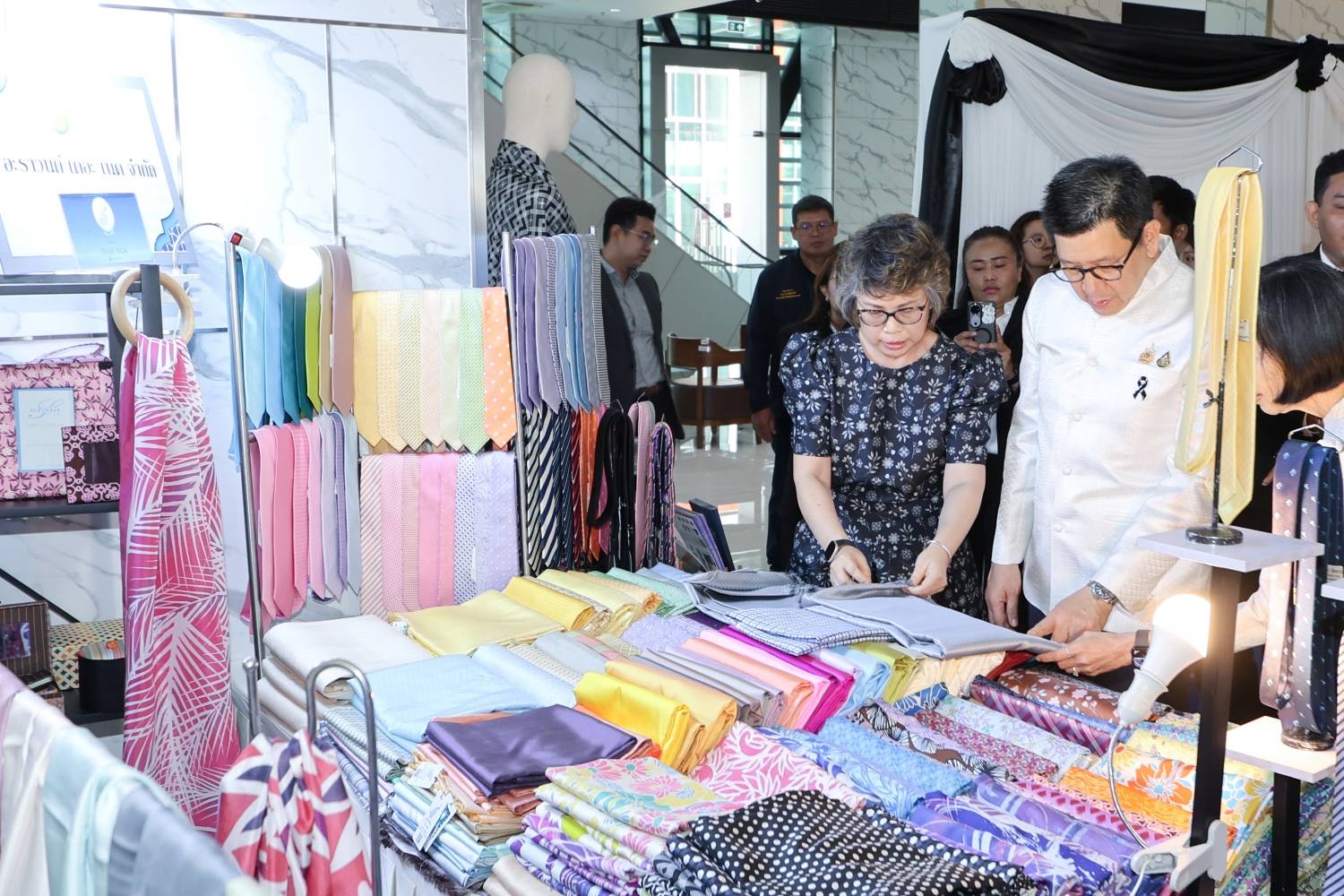 สำนักงานบริหารหนี้สาธารณะ ร่วมชมนิทรรศการเทิดพระเกียรติสมเด็จพระนางเจ้าสิริกิติ์ พระบรมราชินีนาถ พระบรมราชชนนีพันปีหลวง และร้านจำหน่ายสินค้าและผลิตภัณฑ์จากหม่อนไหมในโครงการพระราชดำริ