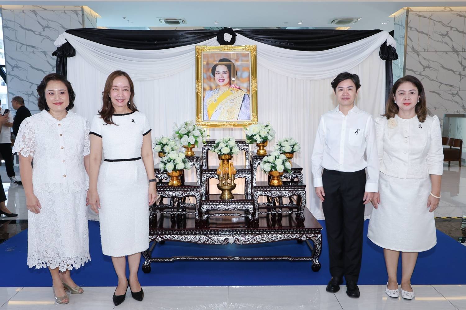 สำนักงานบริหารหนี้สาธารณะ ร่วมชมนิทรรศการเทิดพระเกียรติสมเด็จพระนางเจ้าสิริกิติ์ พระบรมราชินีนาถ พระบรมราชชนนีพันปีหลวง และร้านจำหน่ายสินค้าและผลิตภัณฑ์จากหม่อนไหมในโครงการพระราชดำริ