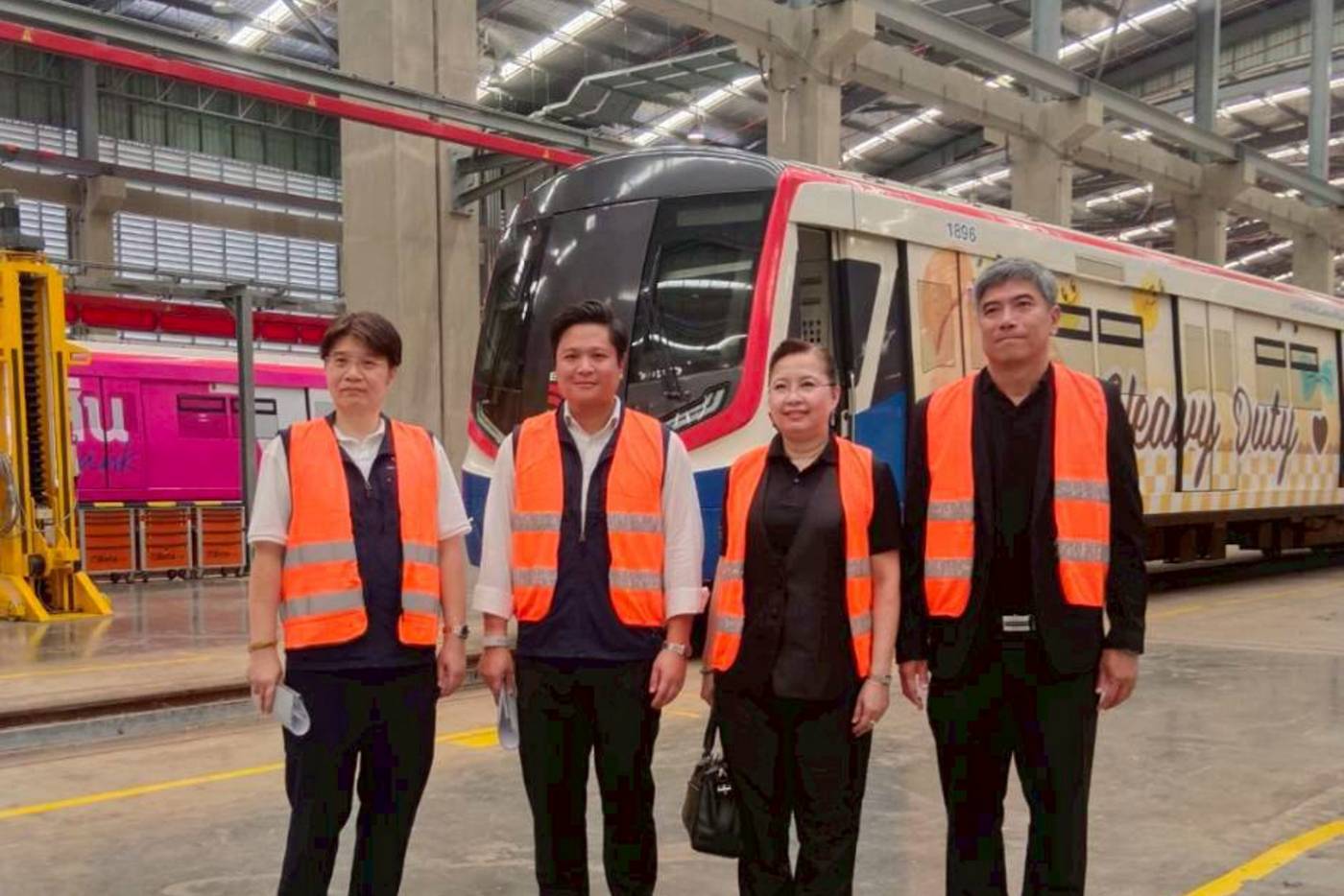การลงพื้นที่เพื่อติดตามประเมินผลโครงการรถไฟฟ้าสายสีเขียว ช่วงหมอชิต - สะพานใหม่ - คูคต ของการรถไฟฟ้าขนส่งมวลชนแห่งประเทศไทย (รฟม.) และกรุงเทพมหานคร (กทม.) ณ ศูนย์ซ่อมบำรุงรถไฟฟ้า สถานีรถไฟฟ้าบีทีเอสคูคต