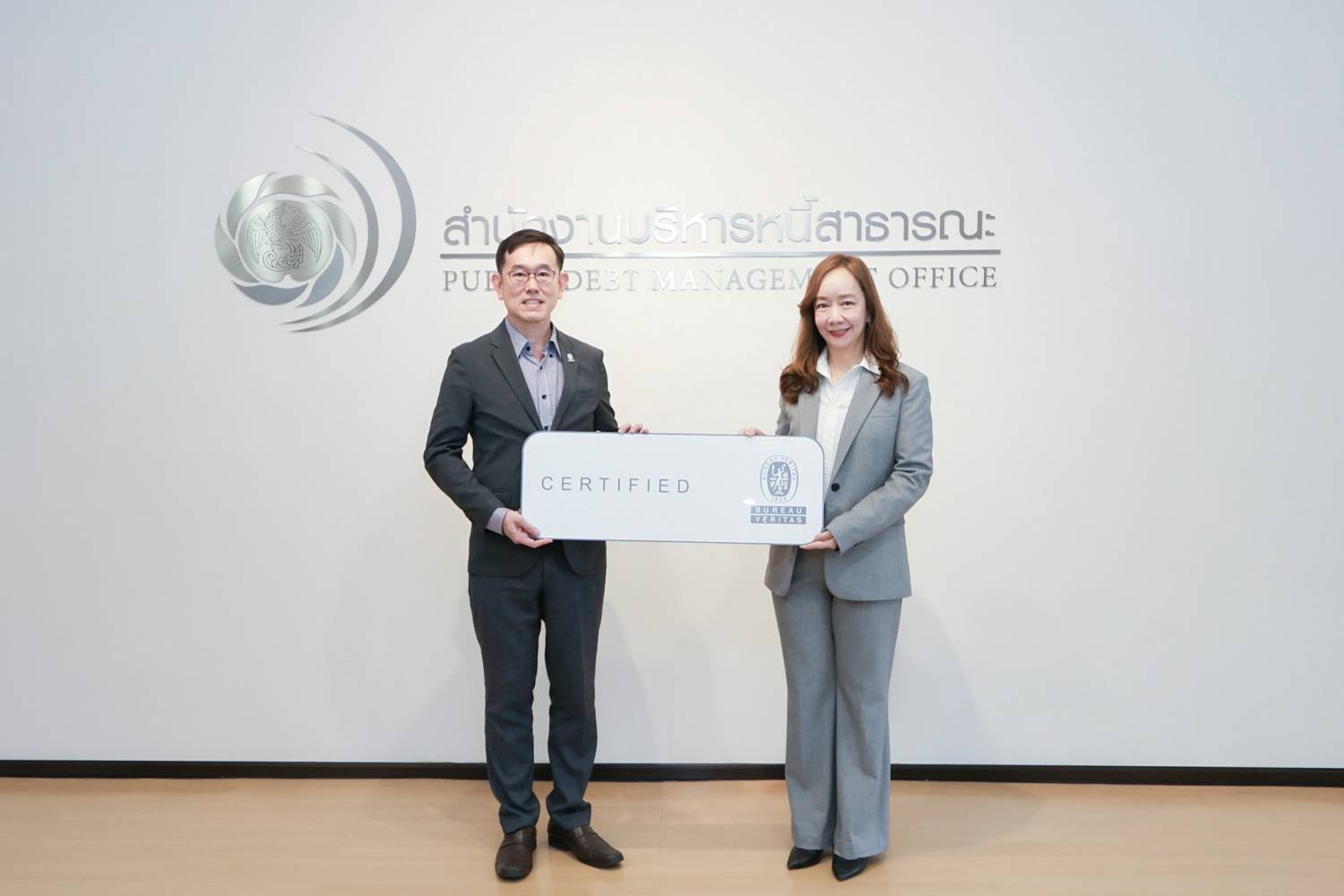 สำนักงานบริหารหนี้สาธารณะรับมอบหนังสือรับรองมาตรฐาน ISO/IEC 27001:2022 เสริมสร้างความเชื่อมั่นความมั่นคงปลอดภัยสารสนเทศ