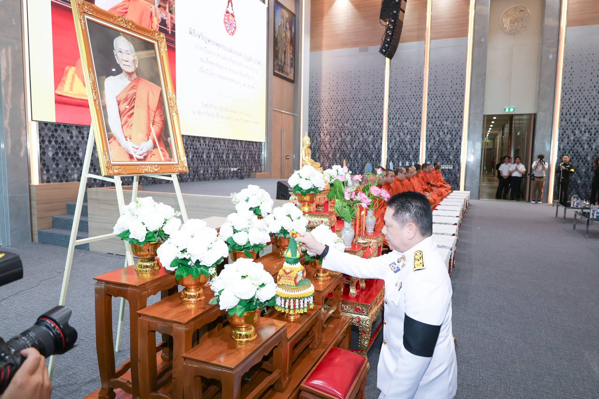 สบน. ร่วมพิธีเจริญพระพุทธมนต์และทำบุญตักบาตร ถวายเป็นพระกุศลแด่สมเด็จพระอริยวงศาคตญาณ สมเด็จพระสังฆราช สกลมหาสังฆปริณายก เนื่องในโอกาสฉลองพระชนมายุ 99 พรรษา