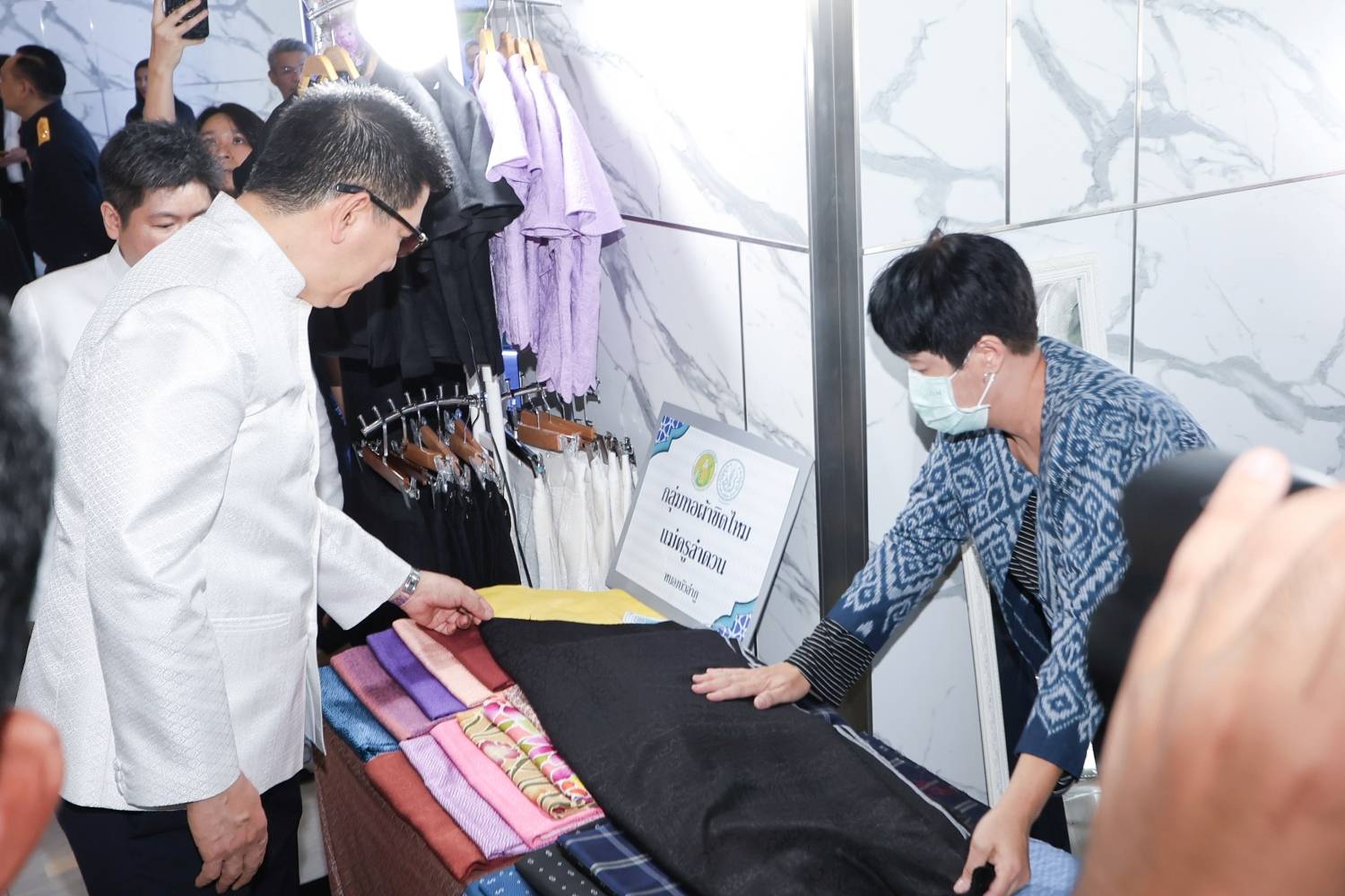 สำนักงานบริหารหนี้สาธารณะ ร่วมชมนิทรรศการเทิดพระเกียรติสมเด็จพระนางเจ้าสิริกิติ์ พระบรมราชินีนาถ พระบรมราชชนนีพันปีหลวง และร้านจำหน่ายสินค้าและผลิตภัณฑ์จากหม่อนไหมในโครงการพระราชดำริ