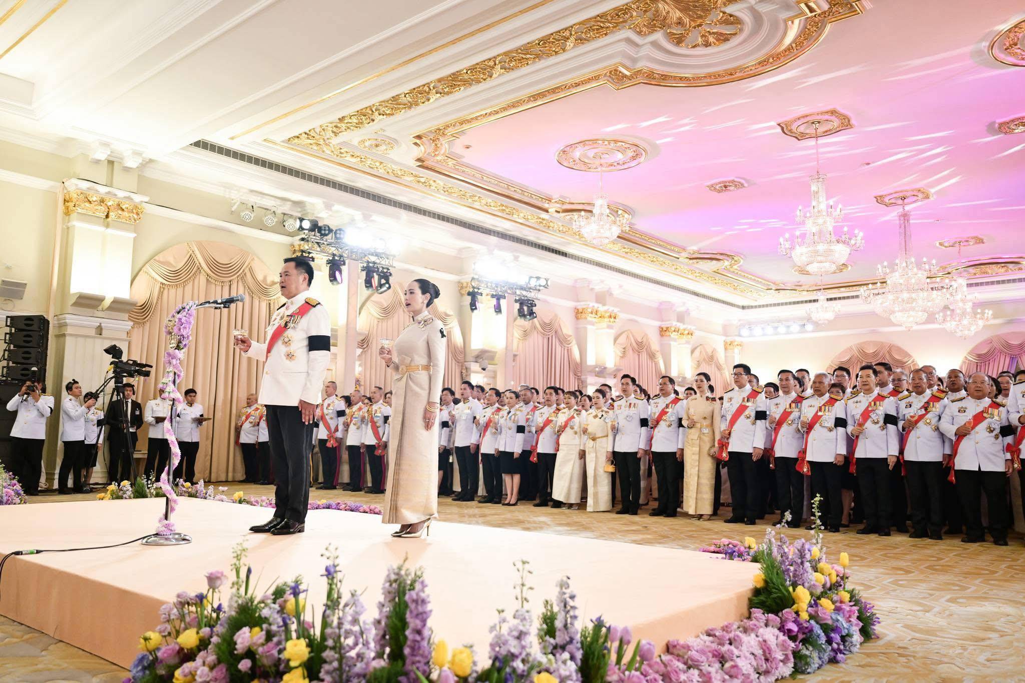 ผู้อำนวยการสำนักงานบริหารหนี้สาธารณะร่วมงานสโมสรสันนิบาตเฉลิมพระเกียรติ เนื่องในโอกาสพระราชพิธีมหามงคลเฉลิมพระชนมพรรษา 4 รอบ สมเด็จพระนางเจ้าฯ พระบรมราชินี