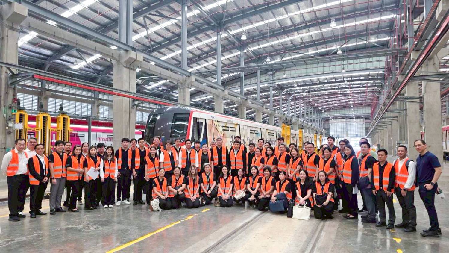 การลงพื้นที่เพื่อติดตามประเมินผลโครงการรถไฟฟ้าสายสีเขียว ช่วงหมอชิต - สะพานใหม่ - คูคต ของการรถไฟฟ้าขนส่งมวลชนแห่งประเทศไทย (รฟม.) และกรุงเทพมหานคร (กทม.) ณ ศูนย์ซ่อมบำรุงรถไฟฟ้า สถานีรถไฟฟ้าบีทีเอสคูคต