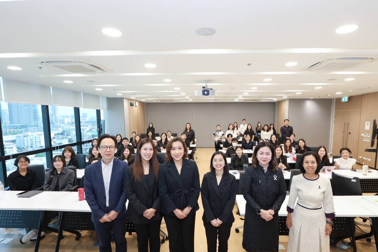 โครงการอบรม หลักสูตร “การประยุกต์ใช้มาตรฐานการจัดกลุ่มกิจกรรมทางเศรษฐกิจที่คำนึงถึงสิ่งแวดล้อม (Thailand Taxonomy) เพื่อการวิเคราะห์และประเมินโครงการลงทุนภาครัฐที่เป็นมิตรต่อสิ่งแวดล้อม”