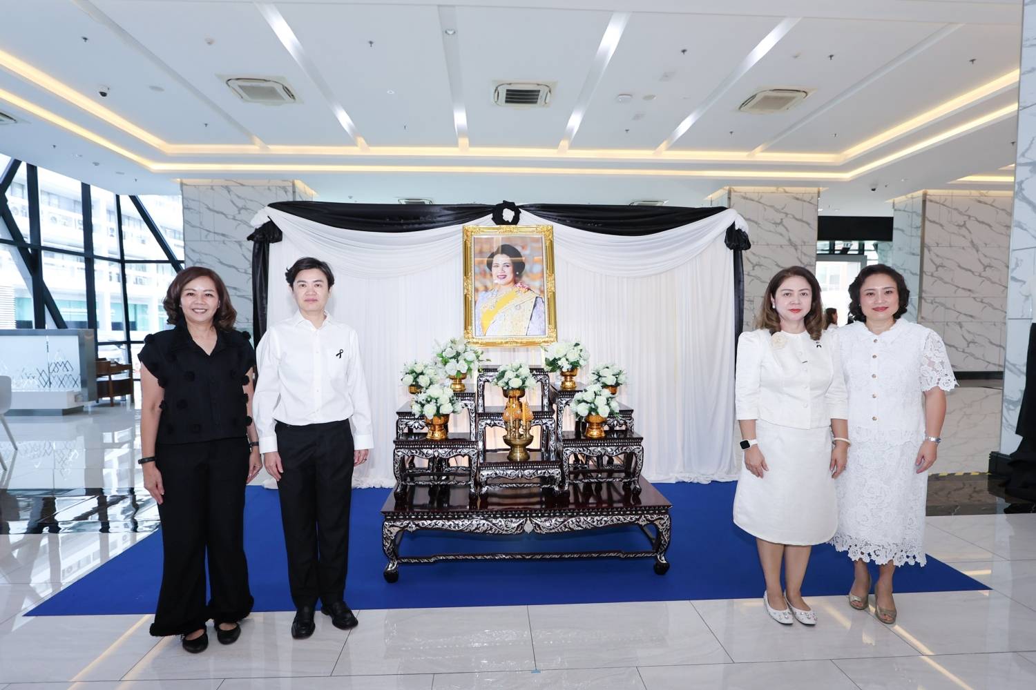สำนักงานบริหารหนี้สาธารณะ ร่วมชมนิทรรศการเทิดพระเกียรติสมเด็จพระนางเจ้าสิริกิติ์ พระบรมราชินีนาถ พระบรมราชชนนีพันปีหลวง และร้านจำหน่ายสินค้าและผลิตภัณฑ์จากหม่อนไหมในโครงการพระราชดำริ