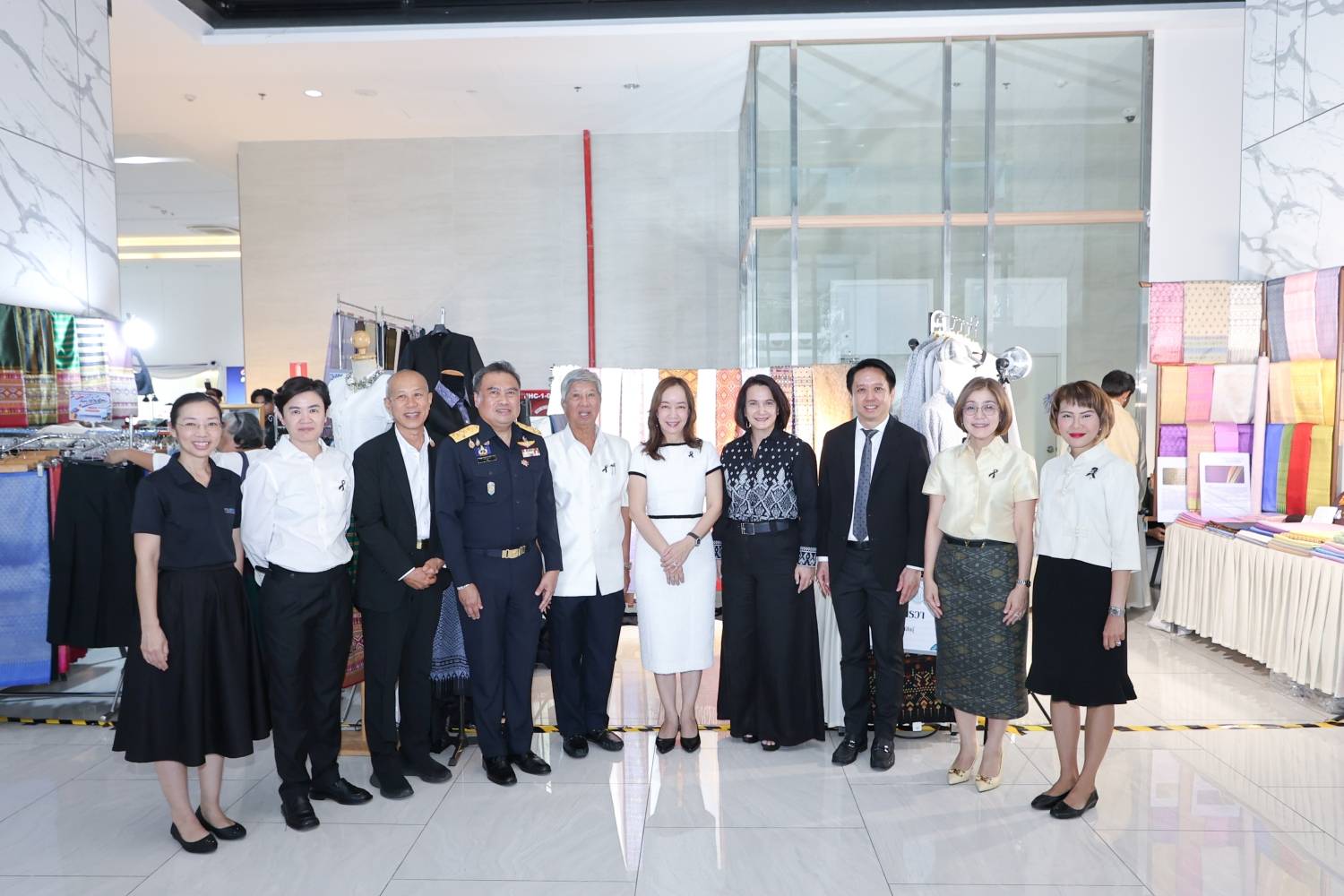 สำนักงานบริหารหนี้สาธารณะ ร่วมชมนิทรรศการเทิดพระเกียรติสมเด็จพระนางเจ้าสิริกิติ์ พระบรมราชินีนาถ พระบรมราชชนนีพันปีหลวง และร้านจำหน่ายสินค้าและผลิตภัณฑ์จากหม่อนไหมในโครงการพระราชดำริ