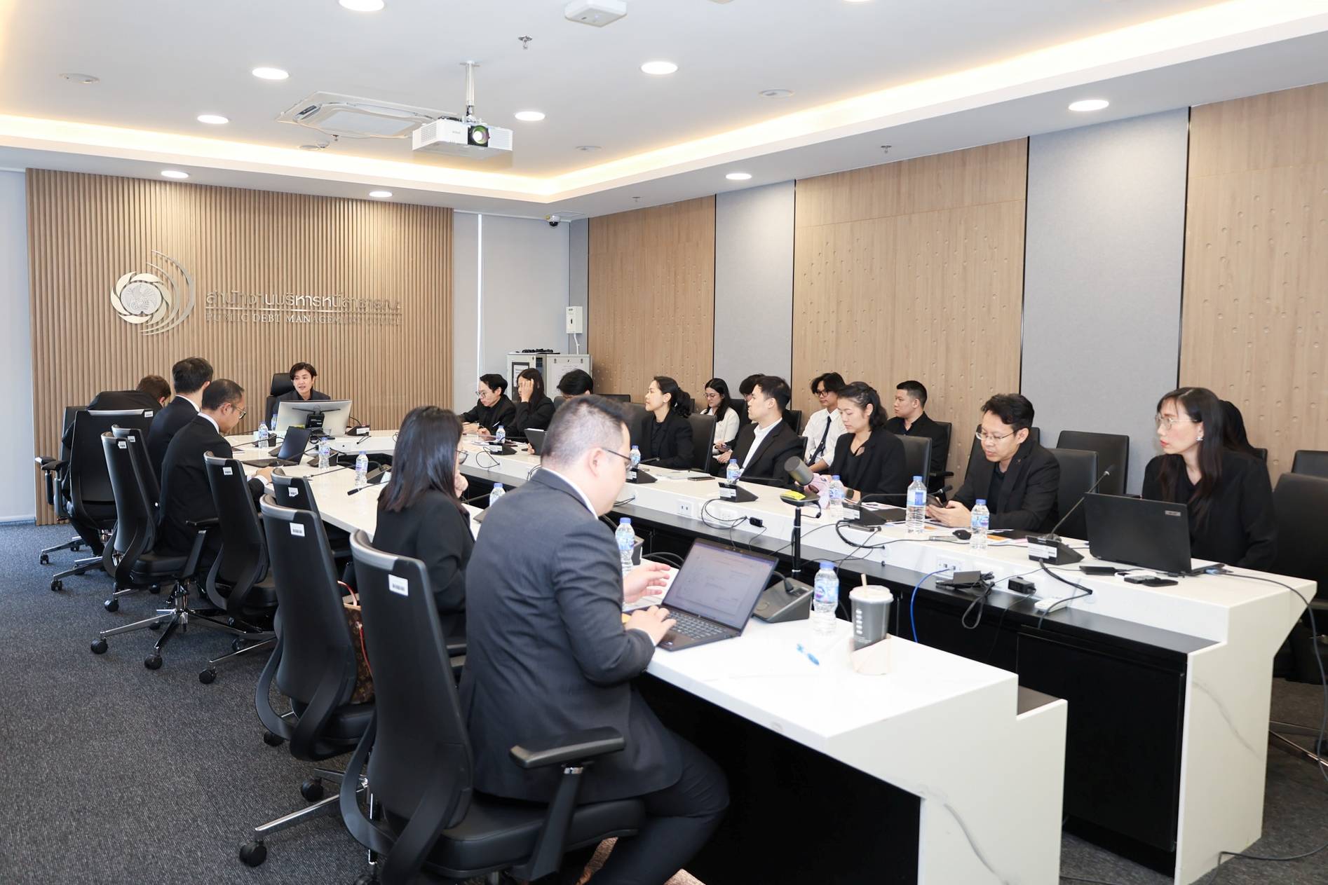 การประชุมหารือระหว่างผู้แทนสำนักงานบริหารหนี้สาธารณะกับกองทุนการเงินระหว่างประเทศ (International Monetary Fund : IMF) 28/5/69